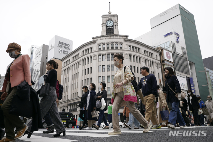 [도쿄=AP/뉴시스]지난달 31일 일본 도쿄 긴자의 횡단보도를 시민들이 건너고 있다. 2023.04.11.