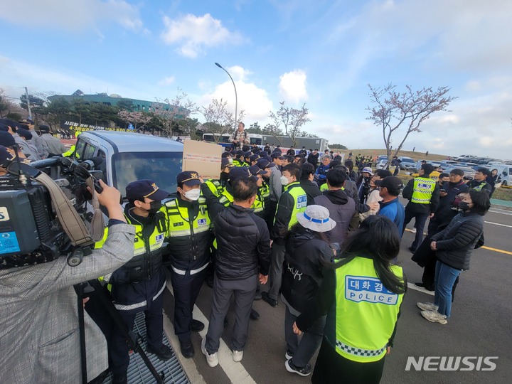 [제주=뉴시스] 오영재 기자 = 3일 오전 제주4·3평화공원 앞에서 집회를 하던 서북청년단과 4·3단체 및 도내 시민사회단체가 충돌해 경찰이 조치에 나서고 있다. 2023.04.03. oyj4343@newsis.com