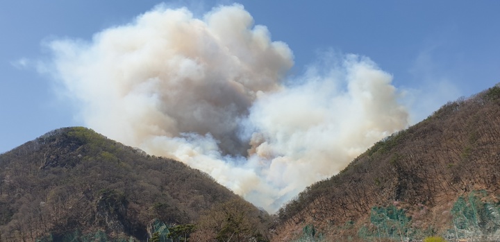 2일 대전과 금산 경계지역에서 난 산불의 원인을 둘러싸고 두 지자체가 첨예하게 대립하고 있다. 2023. 04. 03 금산군 *재판매 및 DB 금지