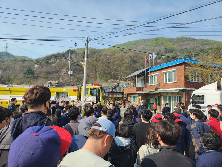 박범인 금산군수가 3일 복수면 지량1리에 마련된 재난현장통합지원본부에서 잔불 진화 작업에 나서는 직원들에게 안전을 당부하고 있다. 2023. 04. 03 *재판매 및 DB 금지