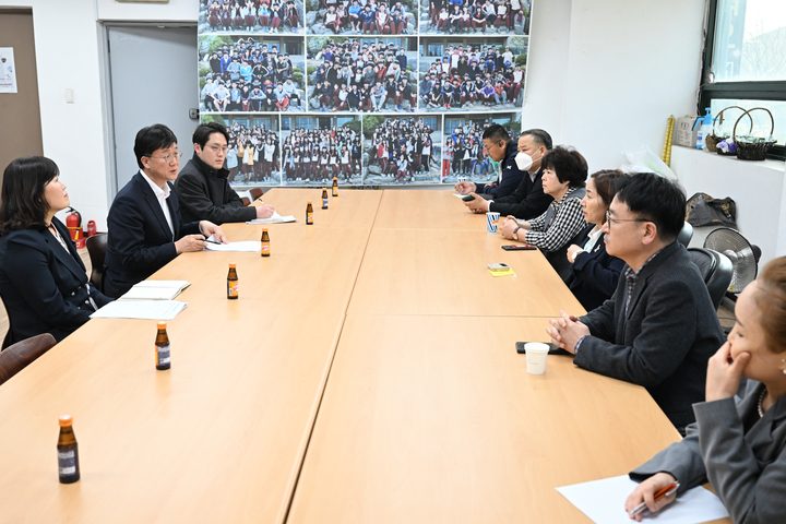 [안산=뉴시스] 이민근 안산시장이 세월호 유가족과 만나 해외 출장 취지를 설명하고 있다. (사진=안산시 제공) 2023.04.03. photo@newsis.com *재판매 및 DB 금지