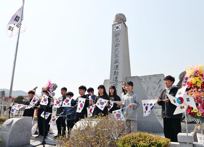 3일 충북 충주시 신니면 용원초 앞에서 열린 신니면민만세운동 재연행사. 용원초등학교 학생들이 3.1절 노래를 부르고 있다. 코로나19 여파로 4년 만에 재개된 이날 행사에는 200여명이 참여해 1919년 4월1일 일제에 항거해 일어난 신니면민만세운동을 재연했다. 2023.4.3.(사진=충주시 제공) photo@newsis.com *재판매 및 DB 금지