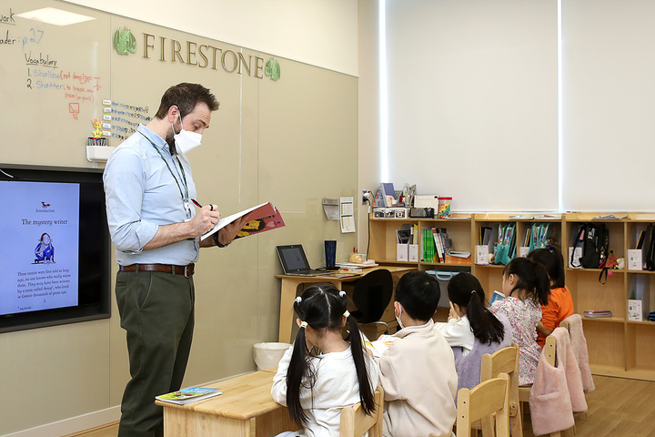 [서울=뉴시스] 프랜시스파커 대치캠퍼스에서 원어민 교사가 7세반 아이들을 수업하고 있다. (사진=교원 제공) 2023.04.04. photo@newsis.com *재판매 및 DB 금지