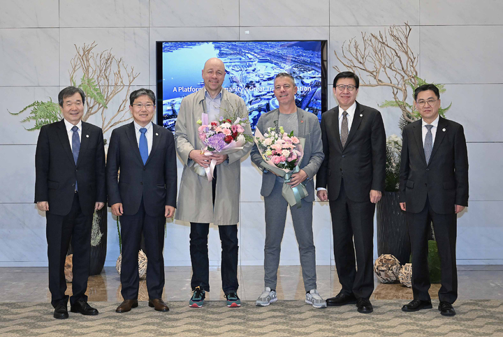 [서울=뉴시스] 윤상직 2030세계박람회유치위원회 사무총장, 박형준 부산시장 등이 2일 인천공항 귀빈실에서 방한한 국제박람회기구(BIE) 실사단을 영접, 기념촬영 하고 있다. (사진=산업통상자원부 제공) 2023.04.03. photo@newsis.com *재판매 및 DB 금지