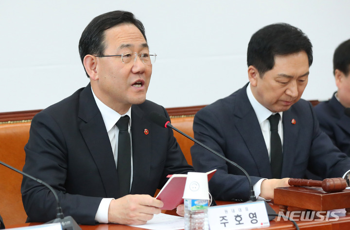 [서울=뉴시스] 추상철 기자 = 주호영 국민의힘 원내대표가 3일 오전 서울 여의도 국회에서 열린 최고위원회의에 참석해 발언하고 있다. 2023.04.03. scchoo@newsis.com