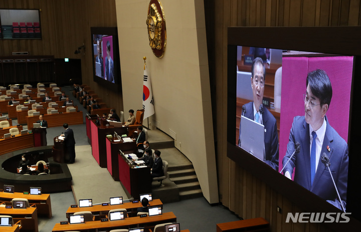 [서울=뉴시스] 이영환 기자 = 한덕수 국무총리가 3일 오후 서울 여의도 국회 본회의장에서 열린 제405회국회(임시회) 제1차 본회의에서 진행된 정치·외교·통일·안보에 관한 질문에서 박용진 더불어민주당 의원의 질문에 답하고 있다. 2023.04.03. 20hwan@newsis.com