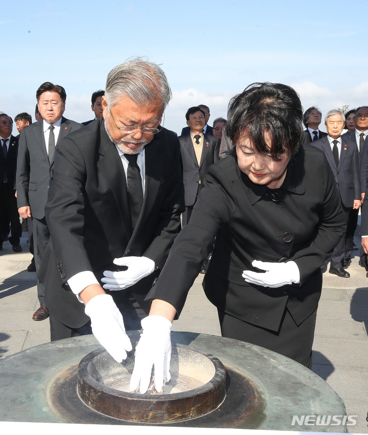 [제주=뉴시스] 우장호 기자 = 문재인 전 대통령이 3일 오후 제주시 봉개동 제주4·3평화공원 내 위령광장 추모제단에서 4·3 영령을 위해 참배하고 있다. 문 전 대통령은 재임 중 2018년과 2020년, 2021년 세 차례 4·3 추념식에 참석한 바 있다. (제주도사진기자회) 2023.04.03. woo1223@newsis.com