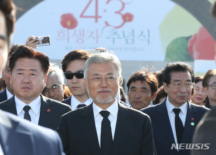 [제주=뉴시스] 우장호 기자 = 문재인 전 대통령이 3일 오후 제주시 봉개동 제주4·3평화공원 내 위령광장 추모제단에 참배한 후 이동하고 있다. 문 전 대통령은 재임 중 2018년과 2020년, 2021년 세 차례 4·3 추념식에 참석한 바 있다. (제주도사진기자회) 2023.04.03. woo1223@newsis.com