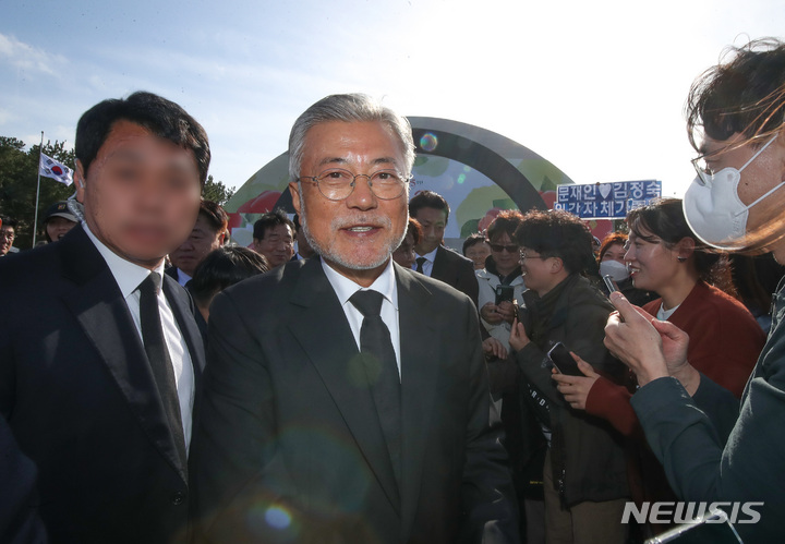 [제주=뉴시스] 우장호 기자 = 문재인 전 대통령이 3일 오후 제주시 봉개동 제주4·3평화공원 내 위령광장 추모제단에서 4·3 영령을 위해 참배한 후 지지자들과 인사를 나누고 있다. 문 전 대통령은 재임 중 2018년과 2020년, 2021년 세 차례 4·3 추념식에 참석한 바 있다. (제주도사진기자회) 2023.04.03. woo1223@newsis.com