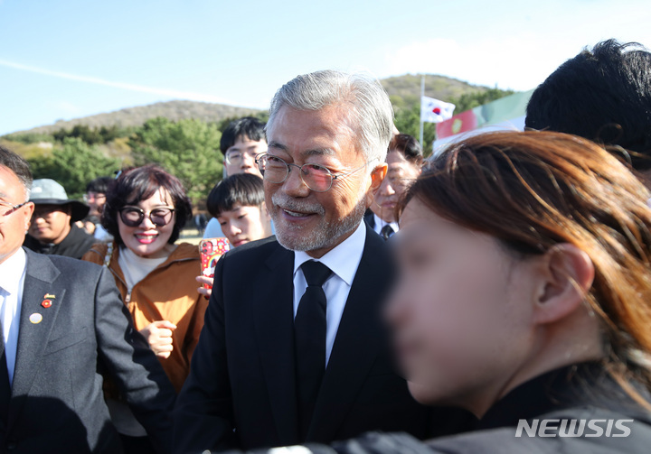 [제주=뉴시스] 우장호 기자 = 문재인 전 대통령이 3일 오후 제주시 봉개동 제주4·3평화공원 내 위령광장 추모제단에서 4·3 영령을 위해 참배한 후 지지자들과 인사를 나누고 있다. 문 전 대통령은 재임 중 2018년과 2020년, 2021년 세 차례 4·3 추념식에 참석한 바 있다. (제주도사진기자회) 2023.04.03. woo1223@newsis.com