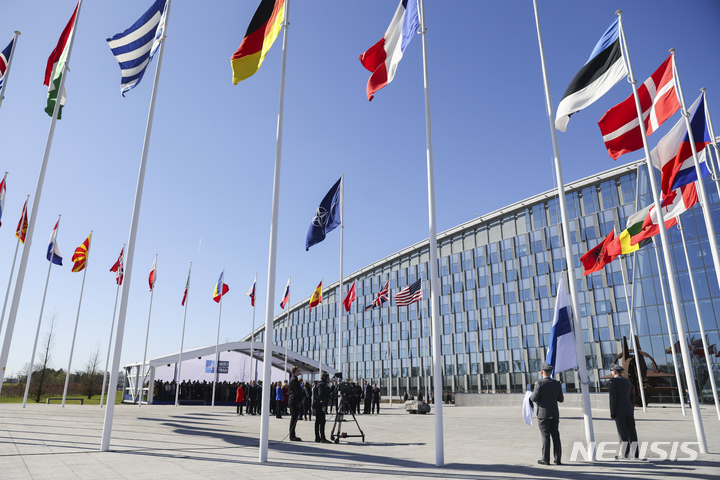 [브뤼셀=AP/뉴시스] 지난해 4월 촬영된 사진으로, 벨기에 브뤼셀 나토 본부 앞에서 나토 회원국들의 국기가 게양돼 있다. 2024.05.03.