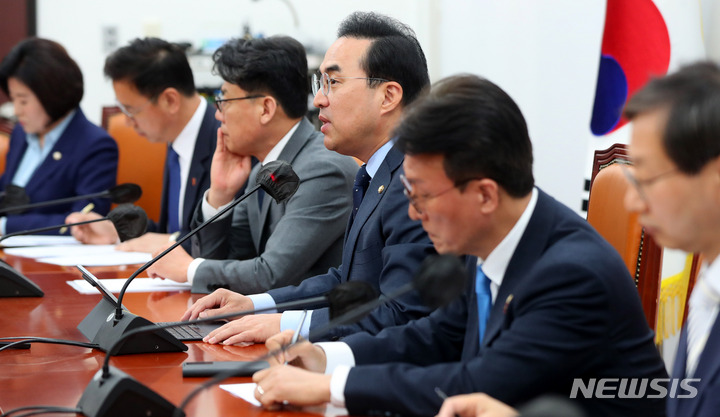 [서울=뉴시스] 추상철 기자 = 박홍근 더불어민주당 원내대표가 4일 오전 서울 여의도 국회에서 열린 원내대책회의에 참석해 발언하고 있다. 2023.04.04. scchoo@newsis.com