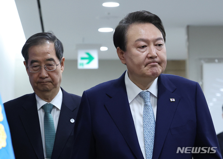 [서울=뉴시스] 전신 기자 = 윤석열 대통령이 4일 서울 용산 대통령실 청사에서 열린 국무회의에 참석하고 있다. (대통령실통신사진기자단) 2023.04.04. photo1006@newsis.com