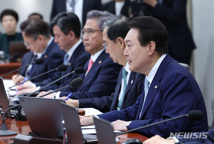 [서울=뉴시스] 전신 기자 = 윤석열 대통령이 4일 서울 용산 대통령실 청사에서 열린 국무회의를 주재하고 있다. (대통령실통신사진기자단) 2023.04.04. photo1006@newsis.com