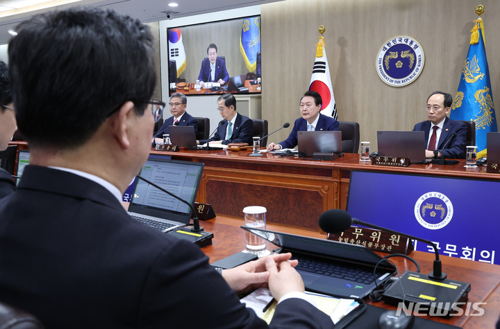 [서울=뉴시스] 전신 기자 = 윤석열 대통령이 4일 서울 용산 대통령실 청사에서 열린 국무회의를 주재하고 있다. 왼쪽은 정황근 농림축산식품부 장관. (대통령실통신사진기자단) 2023.04.04. photo1006@newsis.com