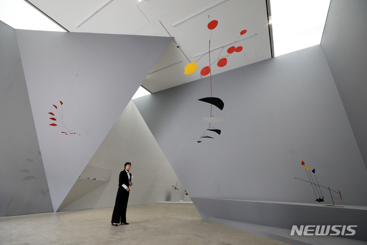 [서울=뉴시스] 박진희 기자 = 국제갤러리는 4일 서울 종로구 국제갤러리 서울 K2 1층과 K3에서 알렉산더 칼더(Alexander Calder)의 개인전 'CALDER' 개막 기자간담회를 갖고 주요 작품을 선보이고 있다. 2023.04.04. pak7130@newsis.com