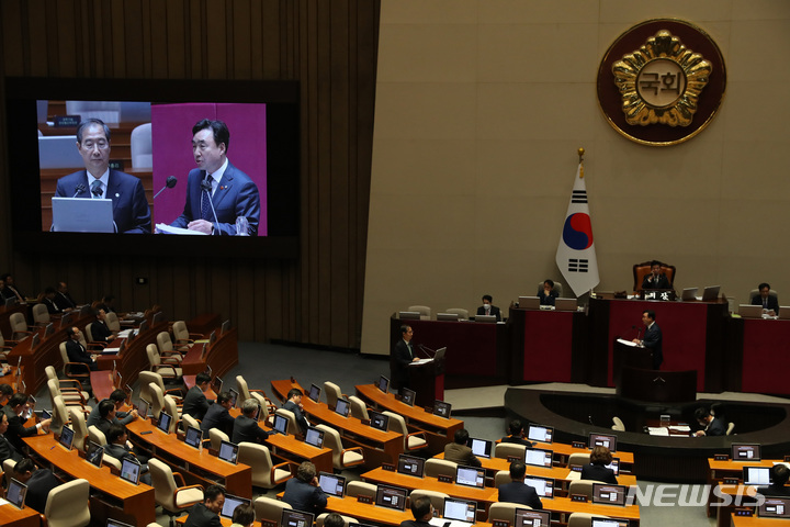 [서울=뉴시스] 이영환 기자 = 윤관석 더불어민주당 의원이 4일 오후 서울 여의도 국회 본회의장에서 열린 제405회국회(임시회) 제2차 본회의 경제 분야 대정부 질문에서 한덕수 국무총리에게 질문을 하고 있다. 2023.04.04. 20hwan@newsis.com