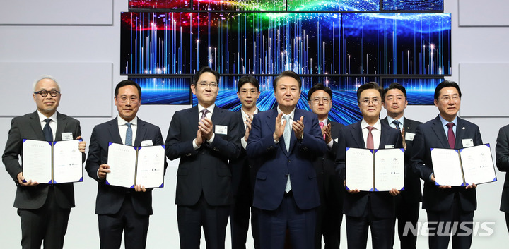 [아산=뉴시스] 전신 기자 = 윤석열 대통령이 4일 충남 아산 삼성디스플레이에서 열린 신규투자 협약식에서 이재용 삼성전자 회장 등 참석자들과 기념촬영하고 있다. 앞줄 왼쪽부터 최주선 삼성디스플레이 사장, 문성준 소부장(소재·부품·장비) 협력업체 대표, 이 회장, 윤 대통령, 김태흠 충남지사, 박경귀 아산시장. 2023.04.04. photo1006@newsis.com