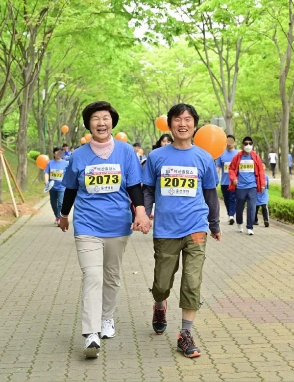 [울산=뉴시스] 울산지역 걷기대회에 참가한 고 노옥희 전 울산시교육감과 남편 천창수 울산시교육감 당선인 *재판매 및 DB 금지