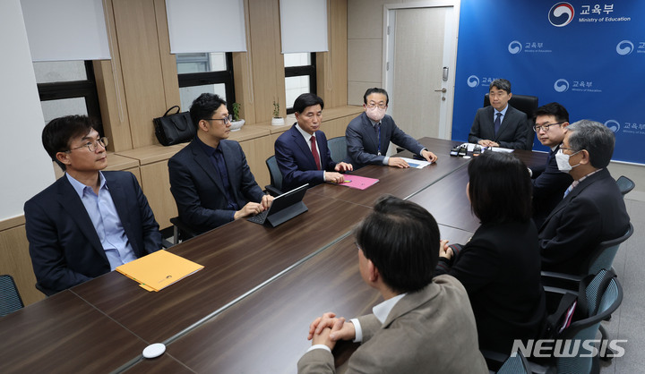 [서울=뉴시스] 정병혁 기자 = 이주호 사회부총리 겸 교육부 장관이 지난 5일 서울 영등포구 한국교육시설안전원에서 열린 사교육비 경감을 위한 정책토론회에서 발언하고 있다. (공동취재사진) 2023.04.10. photo@newsis.com