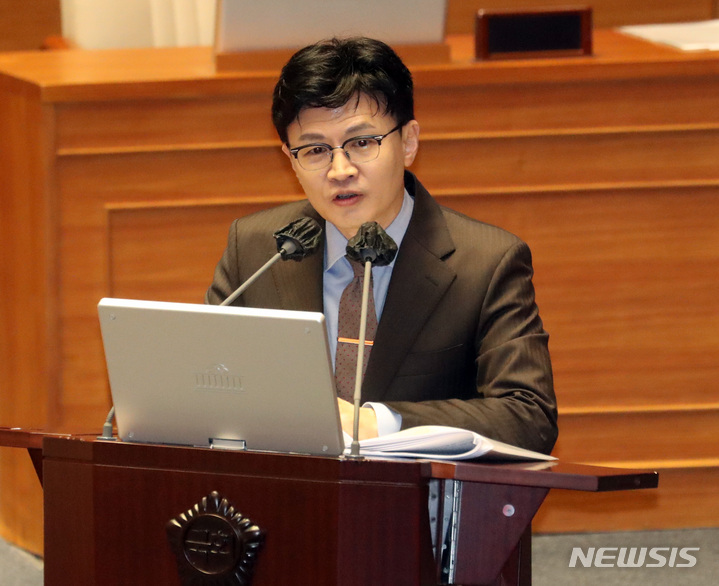 [서울=뉴시스] 전진환 기자 = 한동훈 법무부장관이 5일 오후 서울 여의도 국회에서 열린 제405회국회(임시회) 제3차 본회의에 출석해 전해철 더불어민주당 의원의 교육·사회·문화 분야 대정부질문에 답하고 있다. 2023.04.05. amin2@newsis.com
