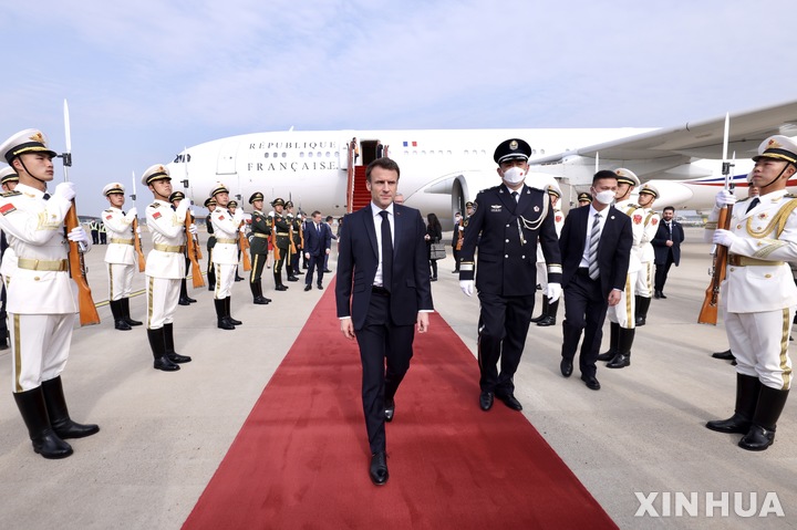 [베이징=신화/뉴시스]에마뉘엘 마크롱 프랑스 대통령이 5일 중국 베이징 국제공항에 도착했다. 2023.4.5.