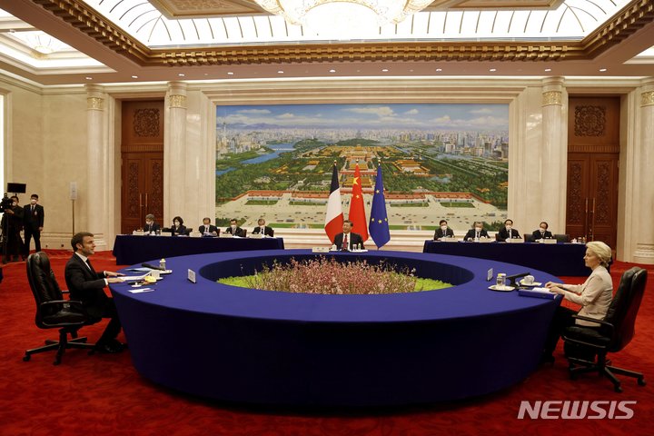 [베이징=AP/뉴시스]시진핑 중국 국가주석과 에마뉘엘 마크롱 프랑스 대통령, 우르줄라 폰데어라이엔 유럽연합 집행위원장이 6일 베이징에서 회담을 갖고 있다. 2023.04.06.