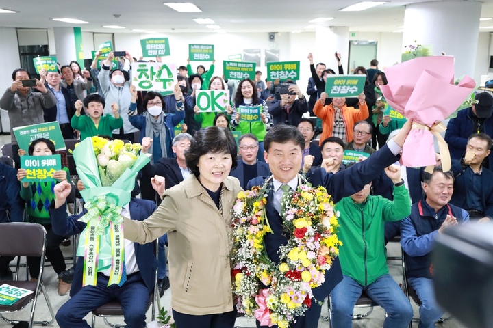 [울산=뉴시스] 구미현 기자 = 4·5울산시교육감 보궐선거에 출마한 천창수 후보가 6일 자신의 캠프에서 고 노옥희 교육감 동생인 노덕현씨와 기념촬영을 하고 있다. 2023.04.06. (후보 캠프 제공) photo@newsis.com *재판매 및 DB 금지