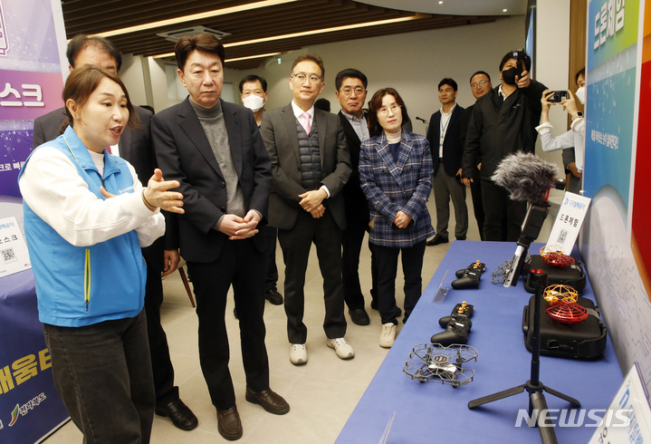 [전주=뉴시스]윤난슬 기자 = 전주시는 6일 '다가서당'(완산구 전주객사1길 96-40)에서 우범기 전주시장과 이병하 부의장을 비롯한 전주시의원, 김종혁 ㈜KTcs 호남본부장, 전북도 관계자, 한국지능정보사회진흥원(NIA) 관계자 등 50여 명이 참석한 가운데 디지털배움터 거점센터 개강식을 가졌다.2023.04.06.(사진=전주시 제공)