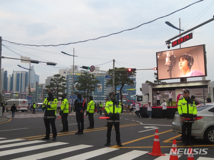 [부산=뉴시스] 이동민 기자 = 6일 오후 부산 수영구 광안리 해수욕장 앞 도로에서 경찰들이 안전관리에 나서고 있다. 2023.04.06. eastsky@newsis.com