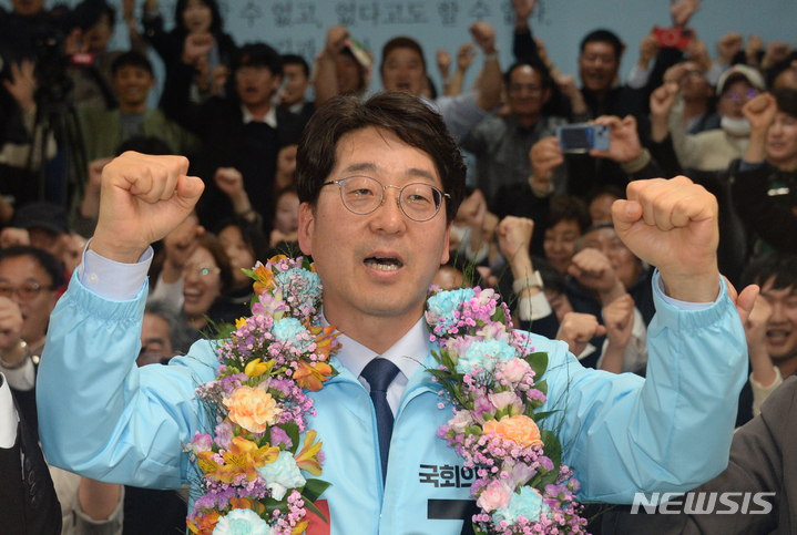 [전주=뉴시스] 김얼 기자 = 진보당 강성희 전주을 국회의원선거 후보가 6일 전북 전주시 완산구에 위치한 선거사무소에서 당선이 확실시되자 지지자들과 함께 구호를 외치고 있다. 2023.04.06. pmkeul@nwsis.com