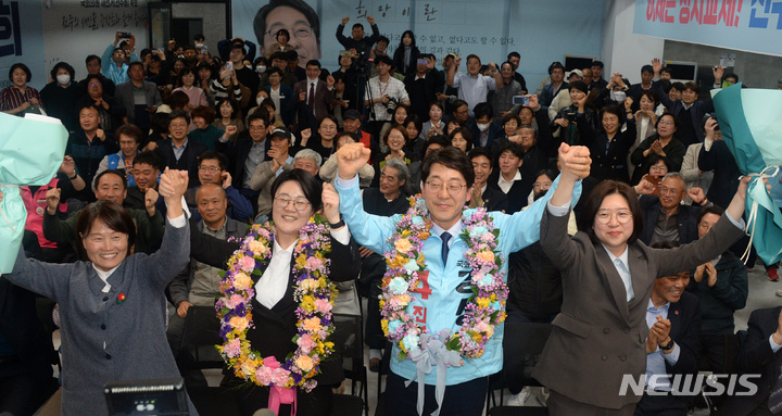 [전주=뉴시스] 김얼 기자 = 진보당 강성희 전주을 국회의원선거 후보가 6일 전북 전주시 완산구에 위치한 선거사무소에서 당선이 확실시되자 지지자들과 함께 구호를 외치고 있다. 2023.04.06. pmkeul@nwsis.com