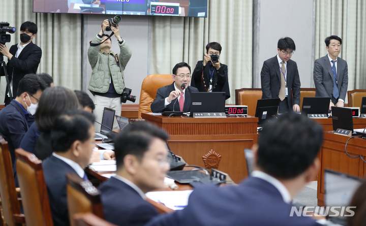 [서울=뉴시스] 전진환 기자 = 주호영 운영위원장이 6일 오후 서울 여의도 국회에서 열린 운영위원회 전체회의에서 발언하고 있다. 2023.04.06. amin2@newsis.com