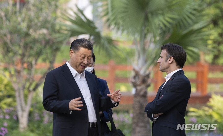 [광저우=AP/뉴시스] 에마뉘엘 마크롱 프랑스 대통령과 시진핑 중국 국가주석이 중국 광저우시에서 지난 4월7일 비공개회담을 가졌다. 2023.05.31.