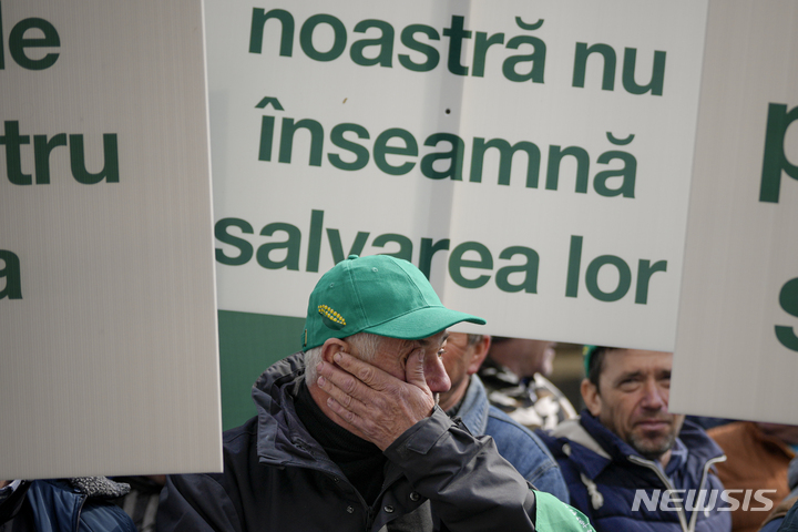 [부쿠레슈티(루마니아)=AP/뉴시스]지난 7일 루마니아 부쿠레슈티에 있는 유럽연합 집행위원회 대표 사무소 앞에서 우크라이나 곡물 면세 연장 조치에 항의하는 시위에 참가한 한 농민의 모습. 2023.04.07.