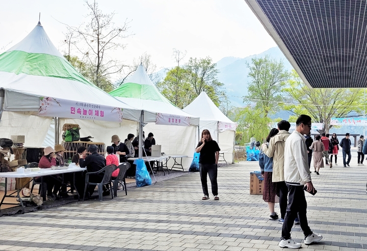 [충주=뉴시스] 이도근 기자 = '충주호 벚꽃축제'가 시작된 7일 충북 충주시 충주댐 물문화관에서 시민들이 체험 부스 등을 둘러보고 있다. (사진=충주시 제공) 2023.04.07. photo@newsis.com *재판매 및 DB 금지