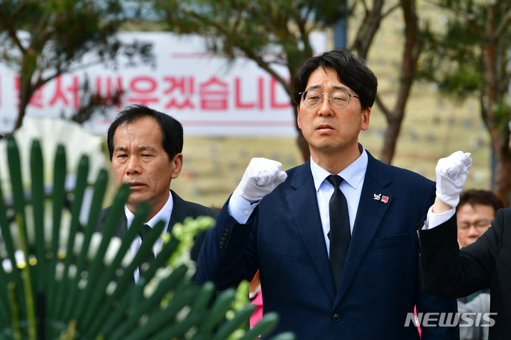 [광주=뉴시스] 이영주 기자 = 강성희 진보당 국회의원이 7일 오전 광주 북구 망월동 민족민주열사묘역에서 님을 위한 행진곡을 부르고 있다. 2023.04.07. leeyj2578@newsis.com