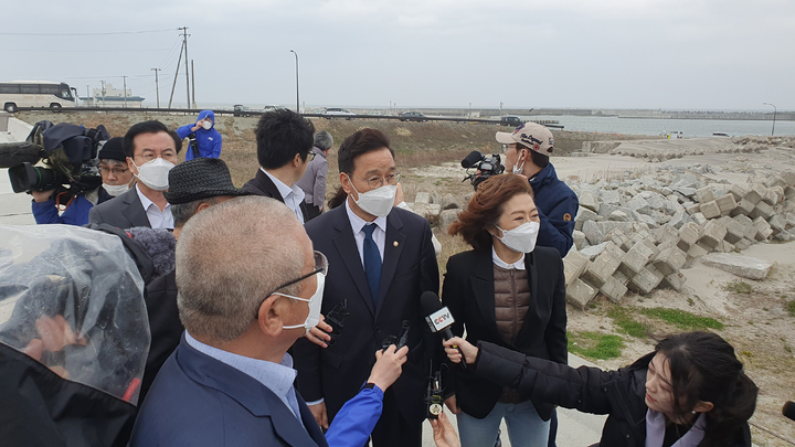 [서울=뉴시스] 고범준 기자 = 더불어민주당 후쿠시마오염수방출저지대응단 위성곤 단장과 양이원영 등 소속 의원들이 7일 일본 후쿠시마 원전 오염현장을 방문하고 있다. (사진=양이원영 의원실 제공) 2023.04.07. photo@newsis.com *재판매 및 DB 금지