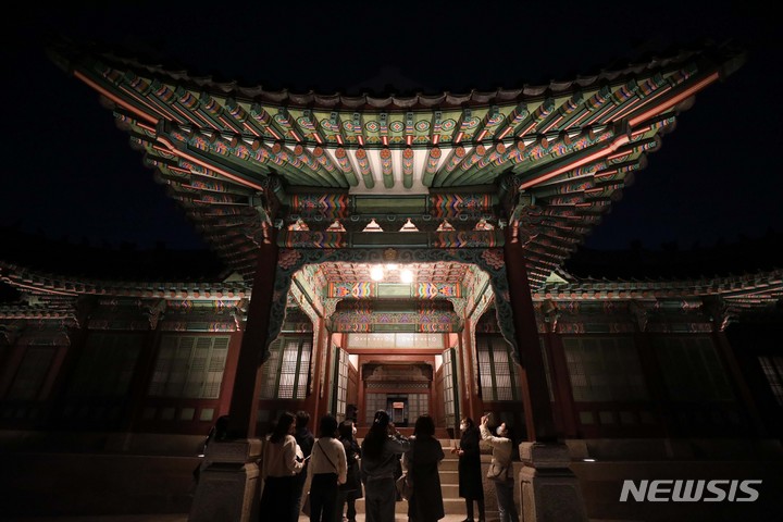 [서울=뉴시스] 김선웅 기자 = 8일 서울 종로구 창덕궁 희정당에서 야관 관람 행사가 진행되고 있다. '밝은 정사를 펼치다'라는 의미가 담긴 희정당은 대조전과 더불어 조선시대 왕과 왕비가 생활하던 창덕궁 내전 영역에 속하는 전각이다. 조선후기 편전(便殿)인 선정전을 대신해 업무보고, 국가정책 토론 등 왕의 집무실로도 활용됐다. 현재 남아 있는 희정당은 1917년 화재로 소실됐다가 1920년 재건돼 전통건축 방식과 당시 근대문물 양식이 혼재되어 있다. 조선 후기와 근대 왕실의 생활환경도 비교적 잘 남아 있다. 2023.04.08. mangusta@newsis.com