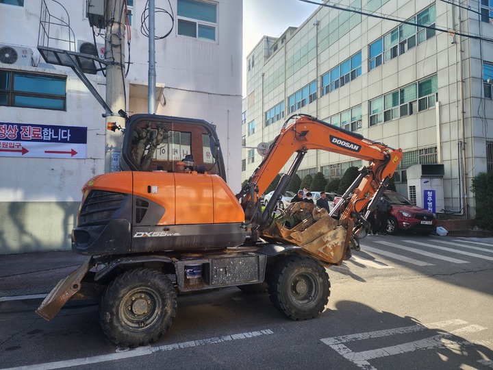 [청주=뉴시스] 지난 8일 충북 청주병원 주차장 펜스 작업을 위해 청주시가 동원한 굴착기가 병원 진입을 시도하고 있다. (사진=청주병원 제공) photo@newsis.com *재판매 및 DB 금지