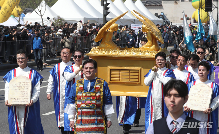 [서울=뉴시스] 김명원 기자 = 우리나라 기독교 140년 역사상 첫 부활절 축제인 ‘2023년 부활절 퍼레이드’가 9일 서울 종로구 광화문광장에서 펼쳐지고 있다. '2023년 부활절 퍼레이드'는 한국교회총연합이 분열과 투쟁으로 가득한 거리를 평화와 사랑과 화합을 담은 건강한 기독교 문화로 채우기 위해 마련한 행사다. 광화문광장-시청-서울광장 일대 3.4km 구간을 걷는 ‘2023년 부활절 퍼레이드’는 구약, 신약, 근현대, 다음세대로 구성된다, 행렬에 교회와 선교기관, 대안학교, 다문화팀, 유모차 행렬, 대학 의장대, 경찰기마대 등 61개 팀 5000여명이 참여했다. 2023.04.09. kmx1105@newsis.com