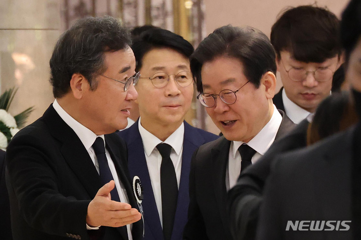 [서울=뉴시스] 이영환 기자 = 이낙연 더불어민주당 전 대표 9일 오후 서울 강남구 삼성서울병원 장례식장에 마련된 장인의 빈소에서 조문을 마친 이재명 더불어민주당 대표를 배웅하고 있다. (공동취재사진) 2023.04.09. photo@newsis.com