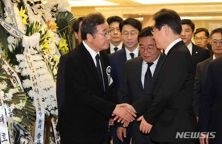 [서울=뉴시스] 이영환 기자 = 이낙연 더불어민주당 전 대표 9일 오후 서울 강남구 삼성서울병원 장례식장에 마련된 장인의 빈소에서 조문을 마친 이재명 더불어민주당 대표를 배웅하고 있다. (공동취재사진) 2023.04.09. photo@newsis.com