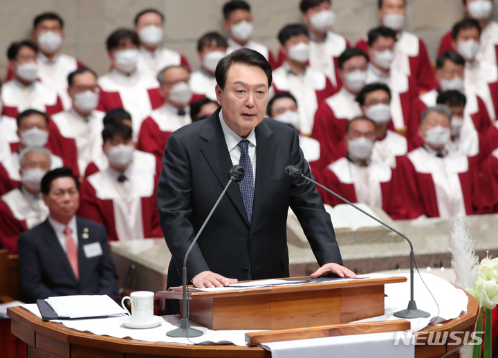 [서울=뉴시스] 홍효식 기자 = 윤석열 대통령이 9일 오후 서울 중구 영락교회에서 열린 한국교회 부활절 연합예배에서 축사하고 있다. 2023.04.09. yesphoto@newsis.com