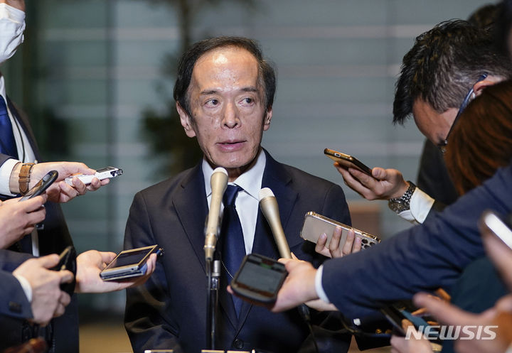 [도쿄=AP/뉴시스]우에다 가즈오 일본은행 총재가 지난 4월10일 도쿄 총리관저에서 기시다 후미오 총리를 만난 후 기자들과 이야기하는 모습. 2023.06.16.