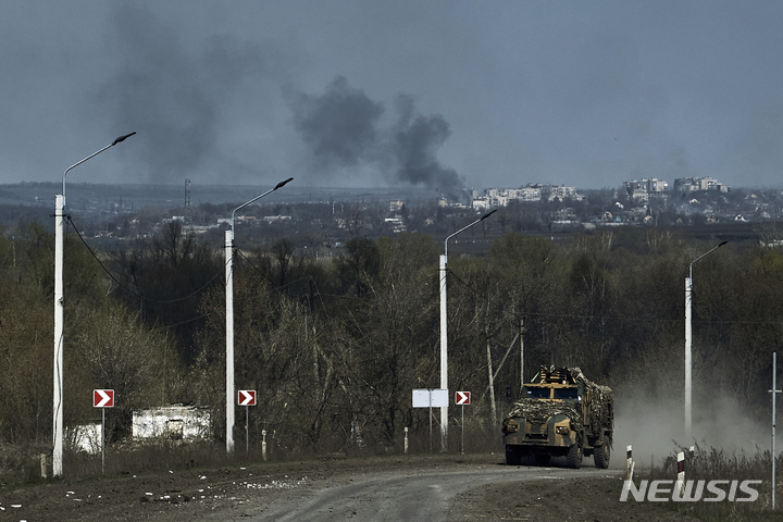[바흐무트=AP/뉴시스] 9일(현지시간) 러시아군과 우크라이나군 최대 격전지인 도네츠크주 바흐무트에서 우크라이나 군인들이 타고 있는 병력 수송 차량이 이동하고 있다. 2023.04.11.