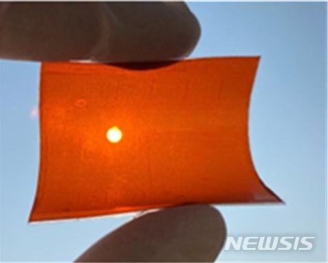 [창원=뉴시스] 유연기판 투명 박막 태양전지. 한국재료연구원 제공