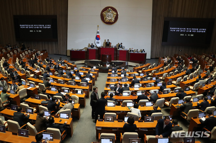 [서울=뉴시스] 이영환 기자 = 10일 오후 서울 여의도 국회 본회의장에서 열린 제405회국회(임시회) 제1차 국회의원 선거제도 개선에 관한 결의안 심사를 위한 전원위원회가 열리고 있다. 2023.04.10. 20hwan@newsis.com