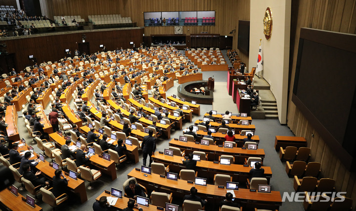 [서울=뉴시스] 고범준 기자 = 10일 오후 서울 여의도 국회 본회의장에서 열린 제405회국회(임시회) 제1차 국회의원 선거제도 개선에 관한 결의안 심사를 위한 전원위원회가 열리고 있다. 2023.04.10. bjko@newsis.com