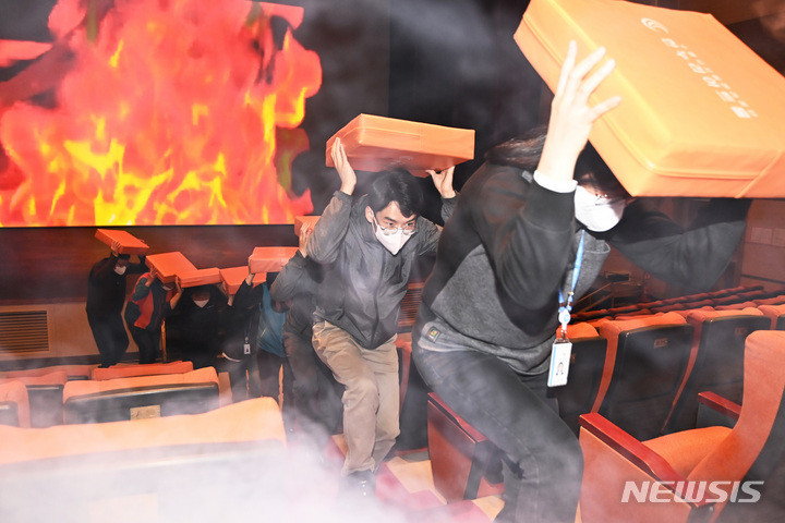 [수원=뉴시스] 김종택 기자 = 10일 경기도 수원시 장안구민회관에서 열린 '국민안전의 날 기념' 재난 비상 훈련에서 수원도시공사 직원들이 화재 대피훈련을 하고 있다. 2023.04.10. jtk@newsis.com